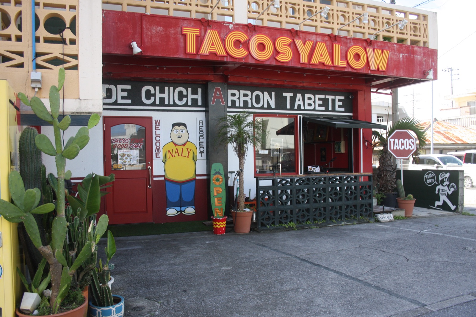 TACOSYALOW店舗前の駐車スペース