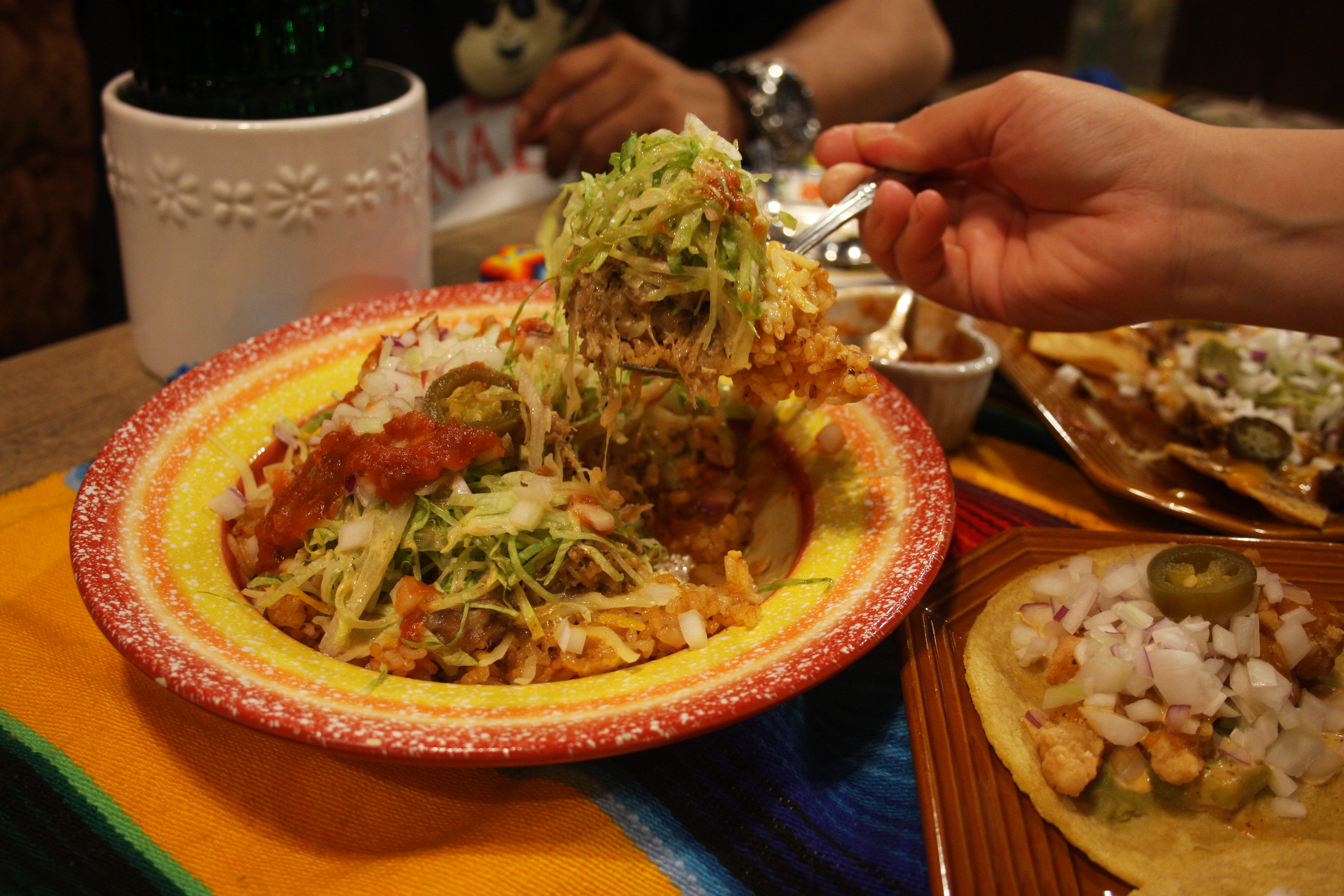 スプーンですくったTACOSYALOWのタコライス