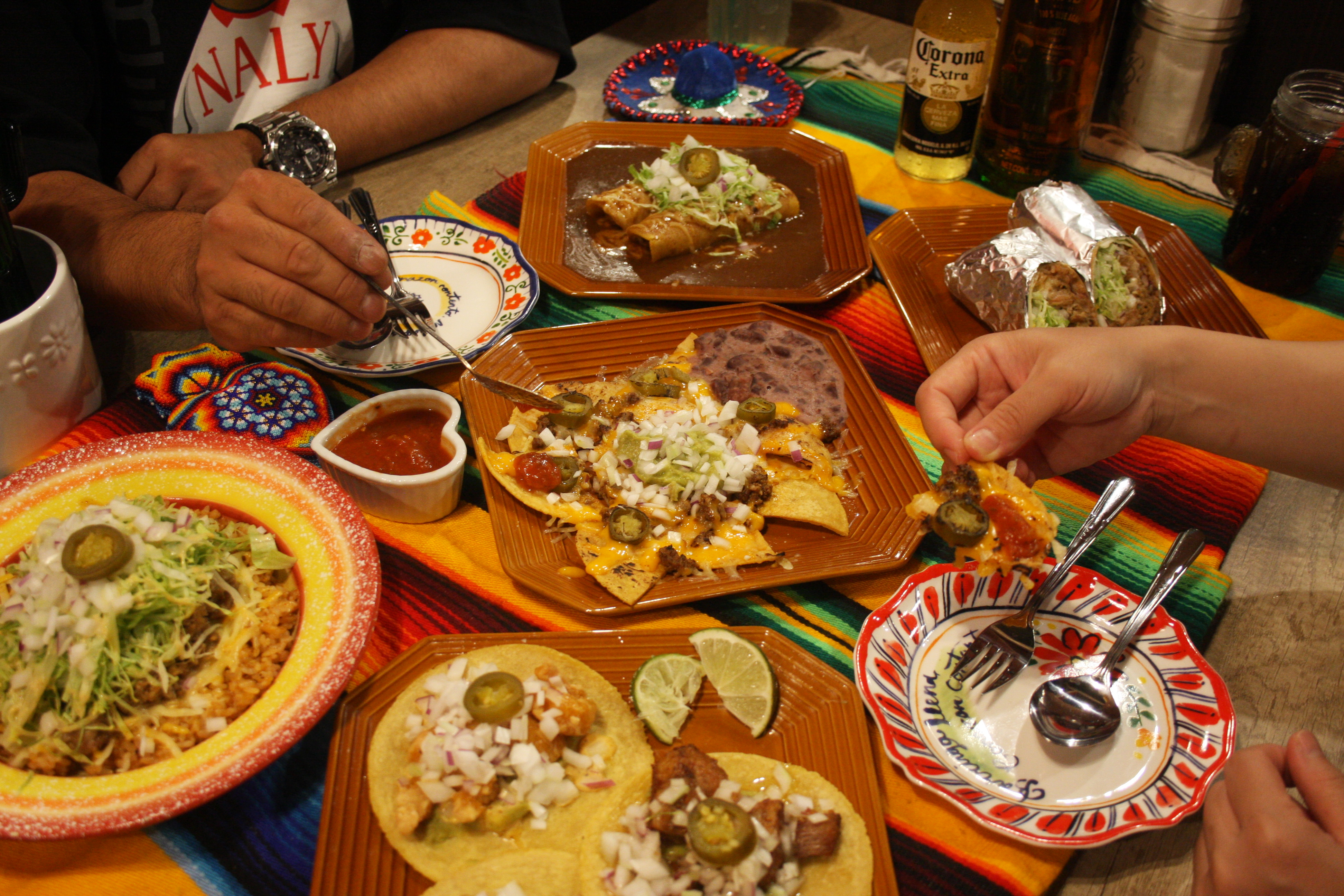 メイン料理とサイドメニューを囲むTACOSYALOWのテーブル